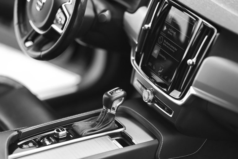 Interieur van een nieuwe auto met leren pookknop, middenconsole en touchscreen